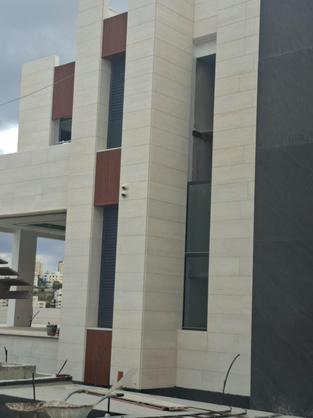 واجهة منزل بتكسية حجرية فاتحة